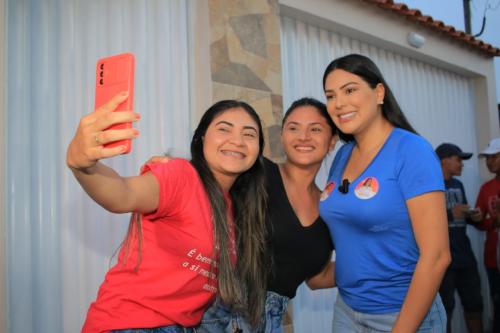 Mayra Dias realiza caminhada no Itaúna I e participa de grande reunião, em Parintins