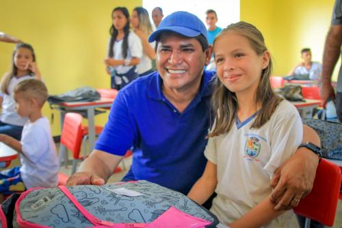 Em dia de festa, Prefeitura de Parintins entrega nova escola na região do Aduacá