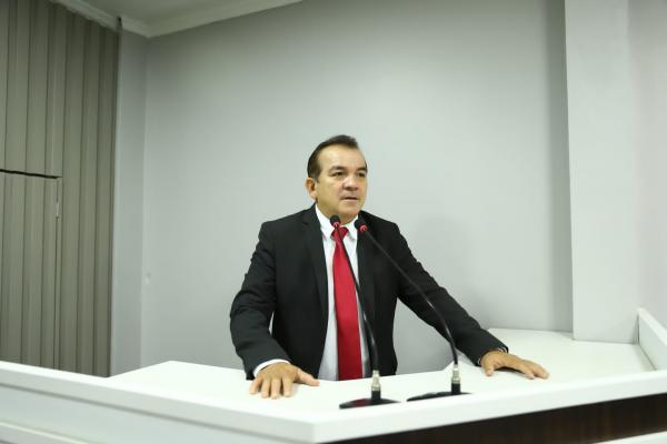 Massilon solicita construção de cobertura adequada na área de espera da UBS do Zé Açú