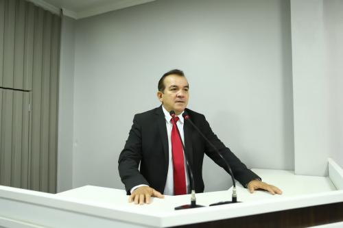 Massilon solicita construção de cobertura adequada na área de espera da UBS do Zé Açú