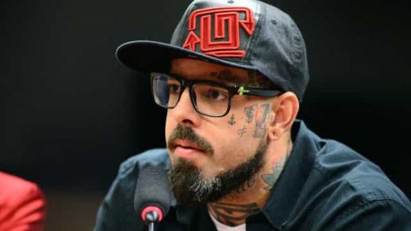 Tico Santa Cruz diz que esposa foi agredida e elogia policiais