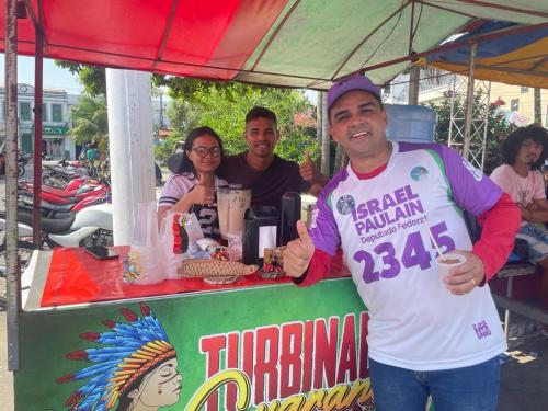 Israel Paulain conversa com os comerciantes de Parintins