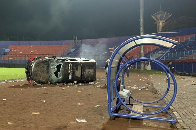 Tragédia em estádio de futebol na Indonésia tem ao menos 32 crianças entre 125 mortos