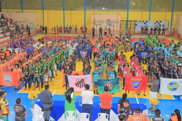 Mais de 1 mil atletas de 25 bairros participam da abertura da I Copa Parintins Interbairros de Futsal e Futebol de Campo