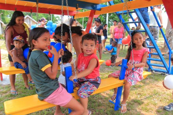 Bi Garcia entrega playground e Água no Jirau no Paraíso e melhorias sanitárias no São Tomé do Rio Uaicurapá 