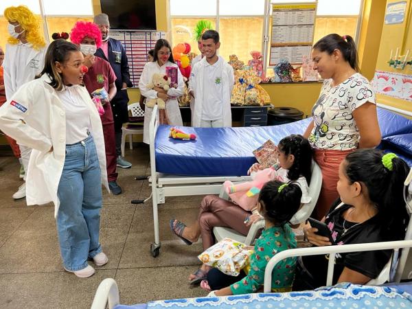 Crianças internadas no Jofre Cohen recebem dia especial dos Palhaços da Alegria 