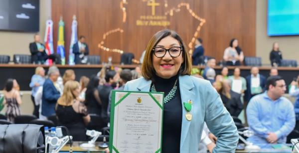 Com indicação de Saullo Vianna, professora Lanira Garcia recebe Medalha do Mérito Educacional na Aleam