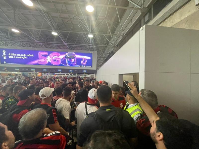 Torcedores do Flamengo sem voo: manhã desta sexta é de confusão no Galeão;