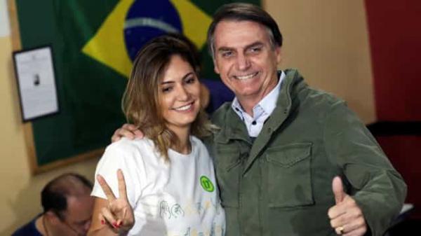 Michelle deixa de seguir Bolsonaro nas redes sociais