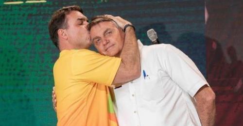 Flávio Bolsonaro fala em 'erguer a cabeça' e 'não desistir', em primeira postagem após derrota do Pai para Lula 