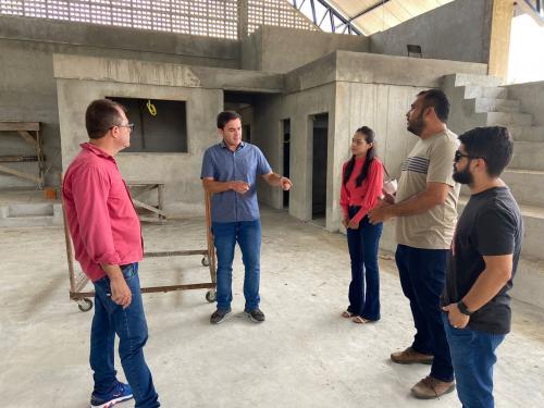Prefeito em exercício Mateus Assayag vistoria obra do ginásio poliesportivo e cultural do Itaúna II