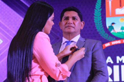 Ao receber Medalha Raimundo Almada, Prefeito Bi Garcia lembra que a mãe era contra ele entrar na política e o incentivo de Padre Luppino