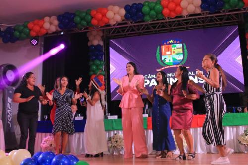 Mayra Dias recebe título de cidadania parintinense, chora e reafirma compromisso de lutar pelas mulheres