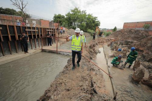 Wilson Lima vistoria construção de ponte para pedestres e veículos na zona leste e garante entrega já em 2023