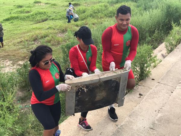 Arrastão de Limpeza recolhe grande quantidade de lixo e entulho da orla do bairro União 