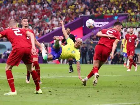 Richarlison faz golaço de voleio e Brasil vence Sérvia por 2 a 0 na estreia