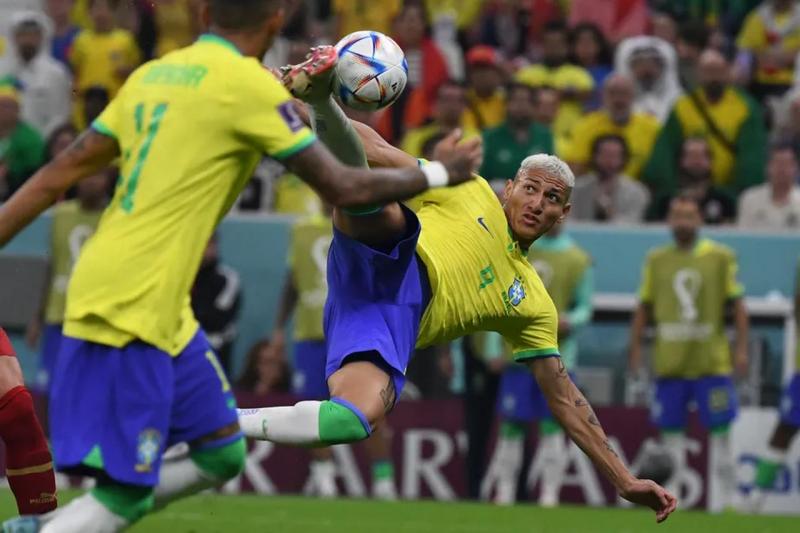 Jornais internacionais se derretem com golaço de Richarlison