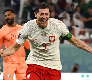 Lewandowski marca primeiro gol em Copas, chora, e Polônia vence Arábia Saudita
