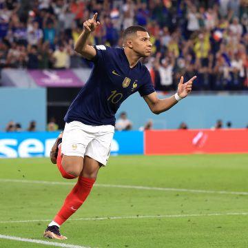 Graças a dois gols de Mbappé, França vence a Dinamarca e se garante nas oitavas da Copa