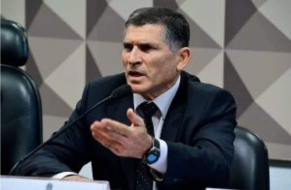 Ex-general de Bolsonaro condena radicalismo em novo livro