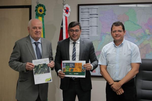 Wilson Lima assina ordem de serviço para Infraestrutura no bairro Colônia Antônio Aleixo