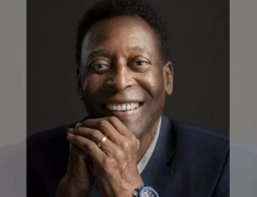 Papa Francisco revela que está rezando pela saúde de Pelé