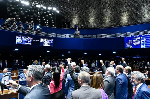 Pec da Transição aprovada no Senado garante R$ 600 reais aos pobres, VEJA quem votou contra e a favor 