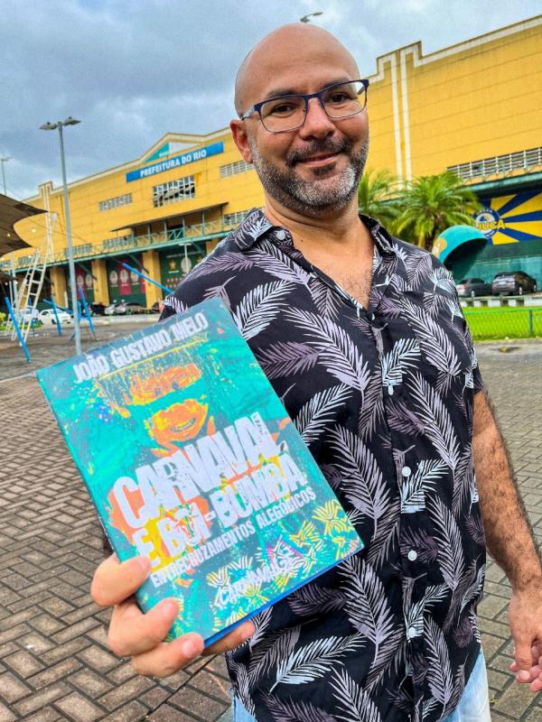 Alegorias do Carnaval carioca e de Parintins são tema do novo livro do escritor e jornalista João Gustavo Melo