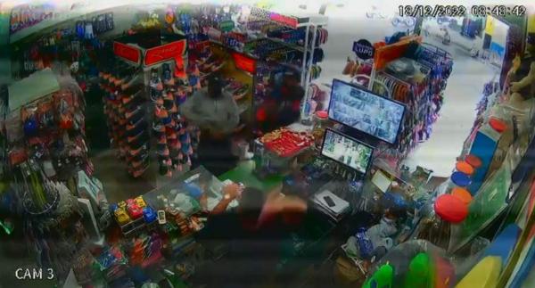 Dupla de bandidos tenta assaltar Comércio, dono reage, impede o roubo e sofre tentativa de homicídio no Centro de Parintins 