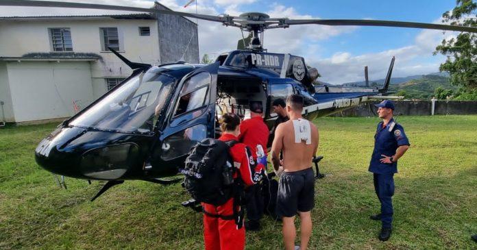 Professor fica com faca alojada nas costas após ser atacado por aluno em SC