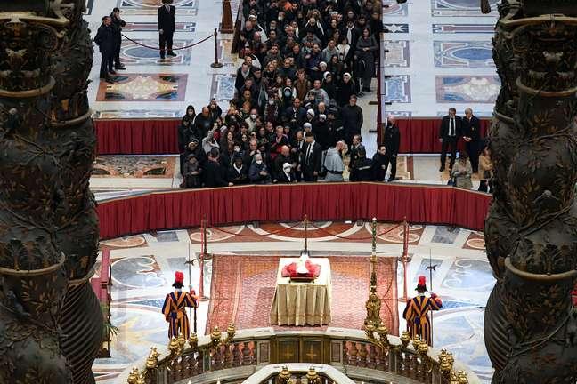 Vaticano inicia funeral público de Bento XVI em basílica
