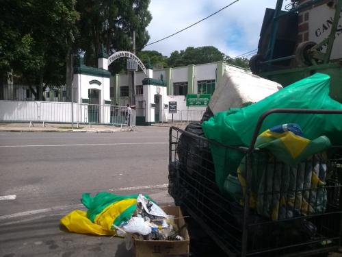 Após posse de Lula, bolsonaristas desmontam acampamento e abandonam porta de quartel em Juiz de Fora