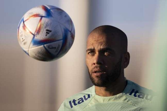 Daniel Alves se explica após ser acusado de assédio sexual em boate: 'Estava dançando'