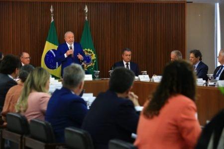 Lula faz 1ª reunião ministerial e pede boa relação com o Congresso