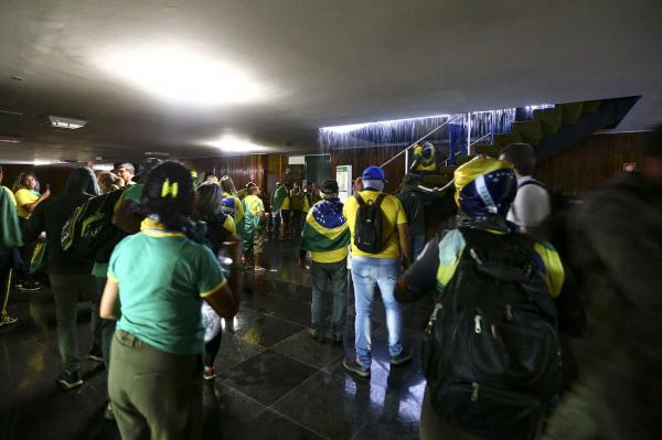 TCE-AM é solidário as instituições atacadas e defende a imediata apuração dos fatos e a responsabilização dos envolvidos nos atos antidemocráticos 