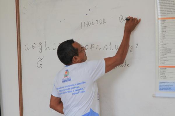 Parceria entre SEMED e Programa de Extensão da UFAM elabora material didático na língua Sateré-Mawé Parceria entre SEMED e Programa de Extensão da UFAM elabora material didático na língua Sateré-Mawé