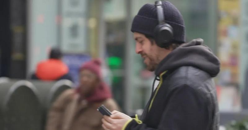 Mais de 1 bilhão de jovens podem sofrer perda auditiva por ouvir música alta