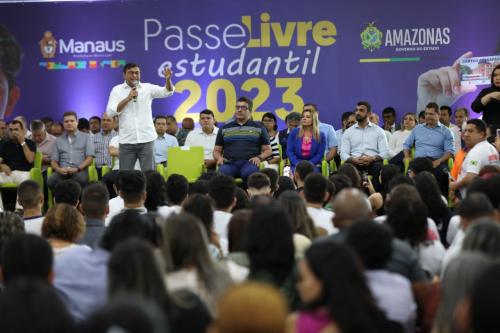 Wilson Lima homenageia alunos da rede estadual de ensino aprovados na UEA