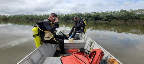 Bombeiros começam terceiro dia de busca por idoso que caiu em lago com o filho para escapar de ataque de abelhas