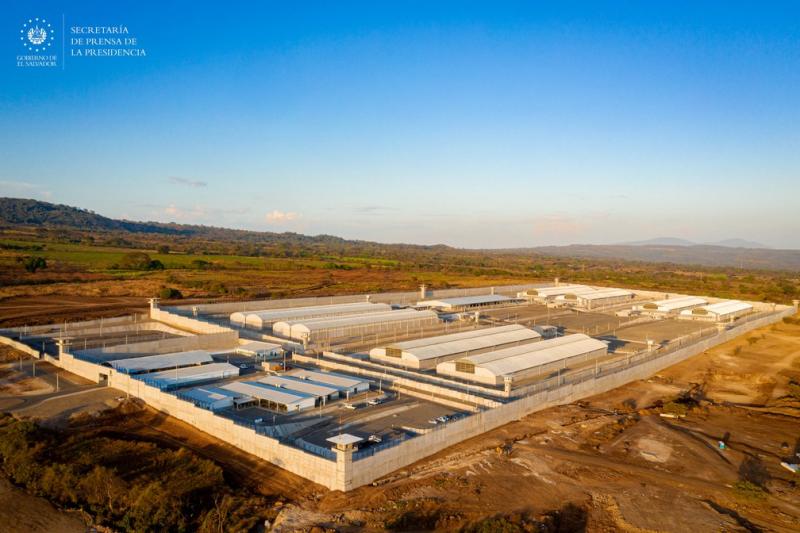 El Salvador, país com a maior taxa de detentos do mundo, inaugura prisão com capacidade para 40 mil