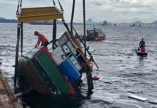 Bombeiros ampliam raio de buscas por dois desaparecidos de traineira que virou na Baía de Guanabara