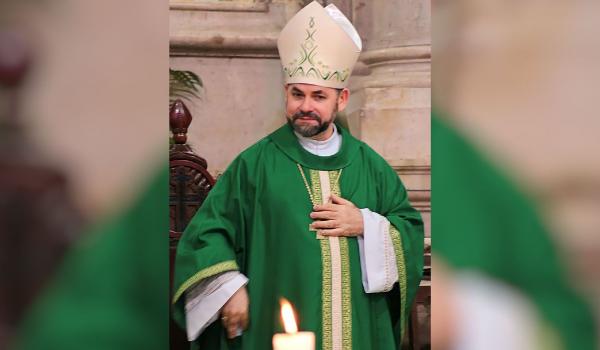 Dom José, bispo eleito de Parintins, chora em missa de despedida de Manaus