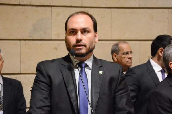 Gilmar Mendes anula decisão do TJRJ que beneficiava Carlos Bolsonaro