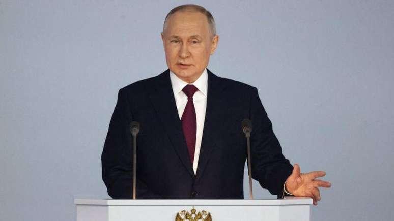 Putin culpa Ocidente por guerra e anuncia suspensão de tratado de armas nucleares com EUA