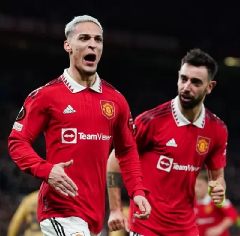 Brasileiros decidem, Manchester United vence Barcelona de virada e avança na Liga Europa