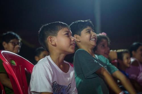 Primeira vez no circo: ação social leva crianças carentes para o mundo circense 