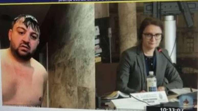 Vereador é flagrado tomando banho durante reunião parlamentar em videoconferência; veja vídeo