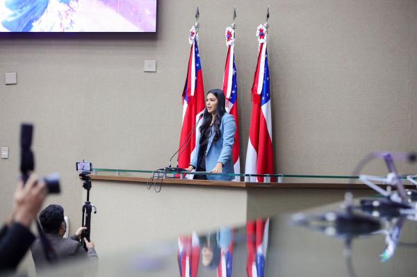 Artistas de Parintins que brilharam no Carnaval  recebem Moção de Aplausos da deputada Mayra Dias