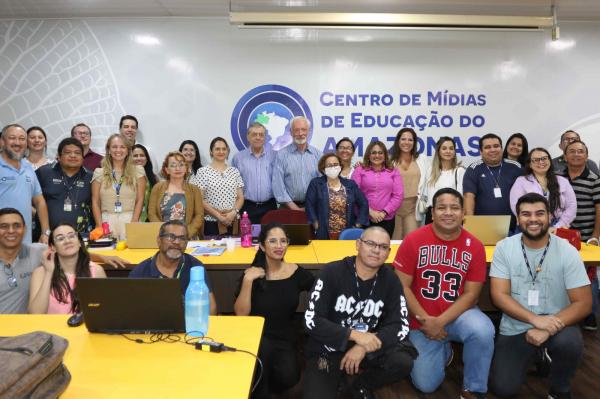 Centro de Mídias de Educação do Amazonas recebe visita de ativista internacional pela Amazônia, Marcus Nobel