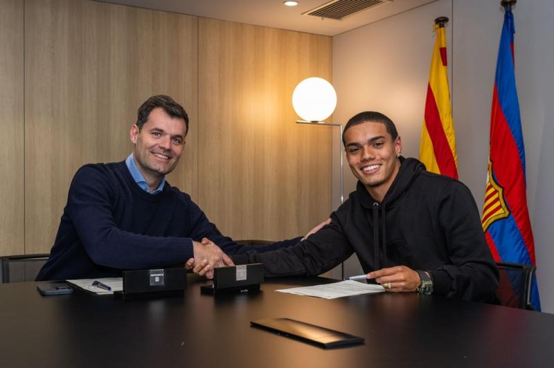 Filho de Ronaldinho, João Mendes assina contrato com a base do Barcelona